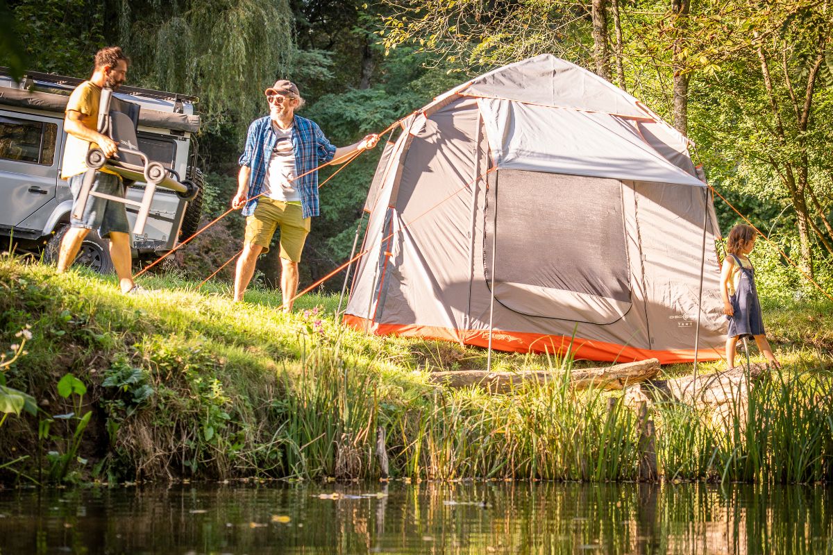 Camping im Sommer: So schläfst du auch bei Hitze entspannt